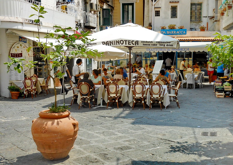 Amalfi Street Restaurant<br/>© <a href="https://flickr.com/people/142382111@N07" target="_blank" rel="nofollow">142382111@N07</a> (<a href="https://flickr.com/photo.gne?id=40593399453" target="_blank" rel="nofollow">Flickr</a>)