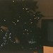 20000210-004-008 - Oshkosh onder de kerstboom terwijl die wordt versierd, Spaarndammerdijk