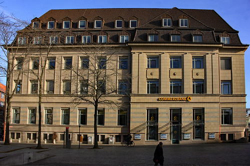 Bankgebäude (01) • <a style="font-size:0.8em;" href="http://www.flickr.com/photos/69570948@N04/47102201822/" target="_blank">Auf Flickr ansehen</a>