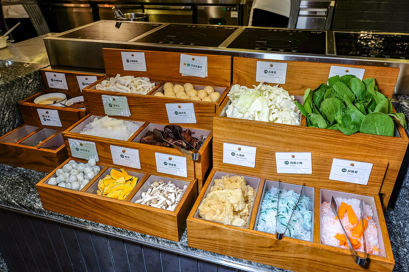 果然匯統領店，位於桃園車站前桃園統領廣場的七樓，有著超過100道異國蔬食料理，超美味的蔬食Buffet!!