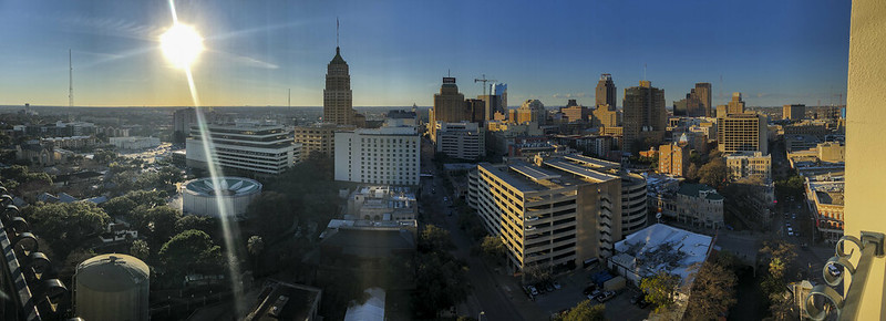 San Antonio Sunset Panorama<br/>© <a href="https://flickr.com/people/11036701@N06" target="_blank" rel="nofollow">11036701@N06</a> (<a href="https://flickr.com/photo.gne?id=33682813008" target="_blank" rel="nofollow">Flickr</a>)