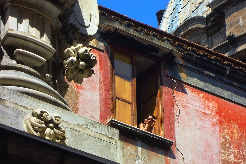 Napoli, old town window<br/>© <a href="https://flickr.com/people/142382111@N07" target="_blank" rel="nofollow">142382111@N07</a> (<a href="https://flickr.com/photo.gne?id=32045599037" target="_blank" rel="nofollow">Flickr</a>)