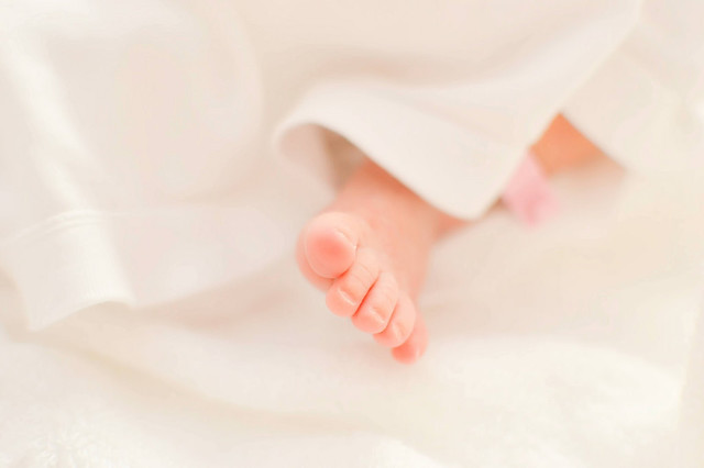 生まれたばかりの赤ちゃんの足