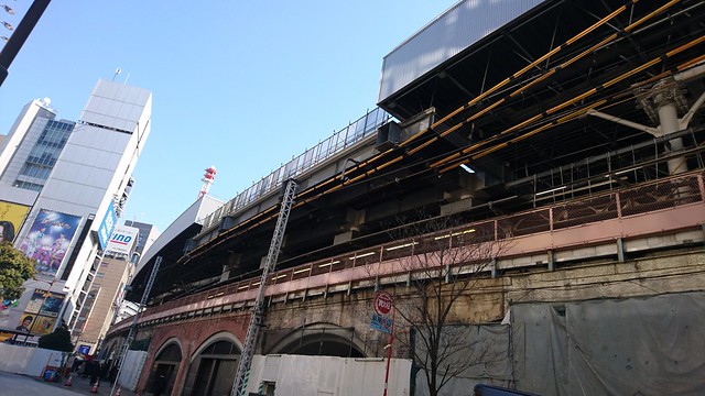 新橋駅の大屋根の工事、ストレートではなく...