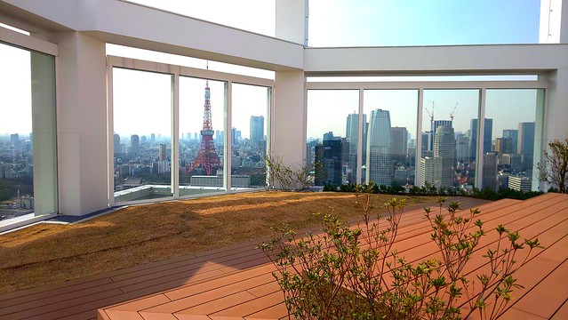 東京タワービュー側のウッドデッキは階段状...