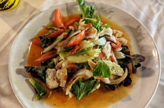 Anglų lietuvių žodynas. Žodis chicken salad reiškia vištienos salotos lietuviškai.