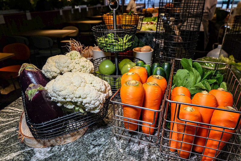 果然匯統領店，位於桃園車站前桃園統領廣場的七樓，有著超過100道異國蔬食料理，超美味的蔬食Buffet!!
