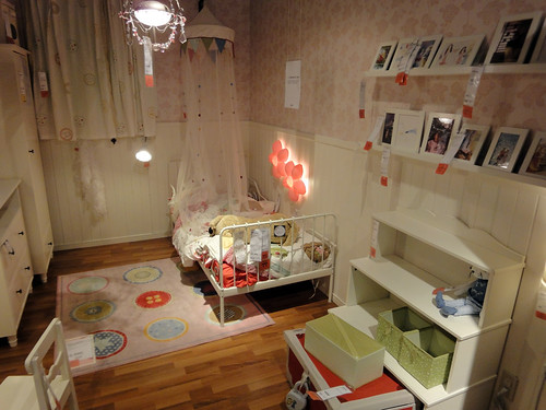 イケアの家具で作った姫系インテリアの部屋と題した写真