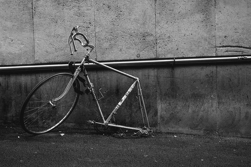 The broken bicycle<br/>© <a href="https://flickr.com/people/92981517@N03" target="_blank" rel="nofollow">92981517@N03</a> (<a href="https://flickr.com/photo.gne?id=46935614561" target="_blank" rel="nofollow">Flickr</a>)