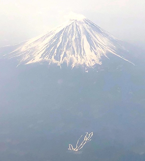 伊丹から羽田、今日の富士山は曇り空