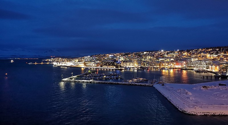 Tromsø by night<br/>© <a href="https://flickr.com/people/28596055@N02" target="_blank" rel="nofollow">28596055@N02</a> (<a href="https://flickr.com/photo.gne?id=46170379775" target="_blank" rel="nofollow">Flickr</a>)