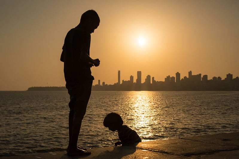 Silhouettes, Down by the Sea, Mumbai<br/>© <a href="https://flickr.com/people/33909206@N04" target="_blank" rel="nofollow">33909206@N04</a> (<a href="https://flickr.com/photo.gne?id=32641042707" target="_blank" rel="nofollow">Flickr</a>)