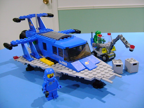 Custom Lego Spaceship V2 inspired from the classic space set 924 487 - a  photo on Flickriver