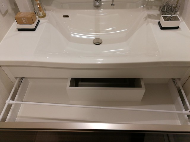 洗面台はこのようなかんじ。白を基調とした...