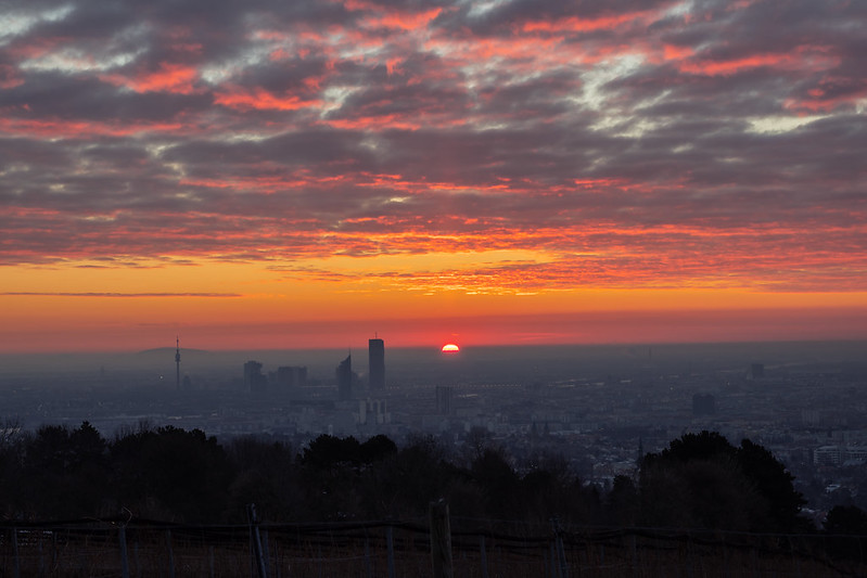 Sunrise over Vienna<br/>© <a href="https://flickr.com/people/166361667@N08" target="_blank" rel="nofollow">166361667@N08</a> (<a href="https://flickr.com/photo.gne?id=33050762808" target="_blank" rel="nofollow">Flickr</a>)