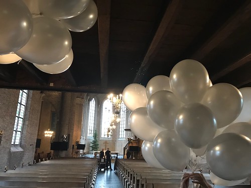 Heliumballonnen Protestantse Laurentiuskerk Breda